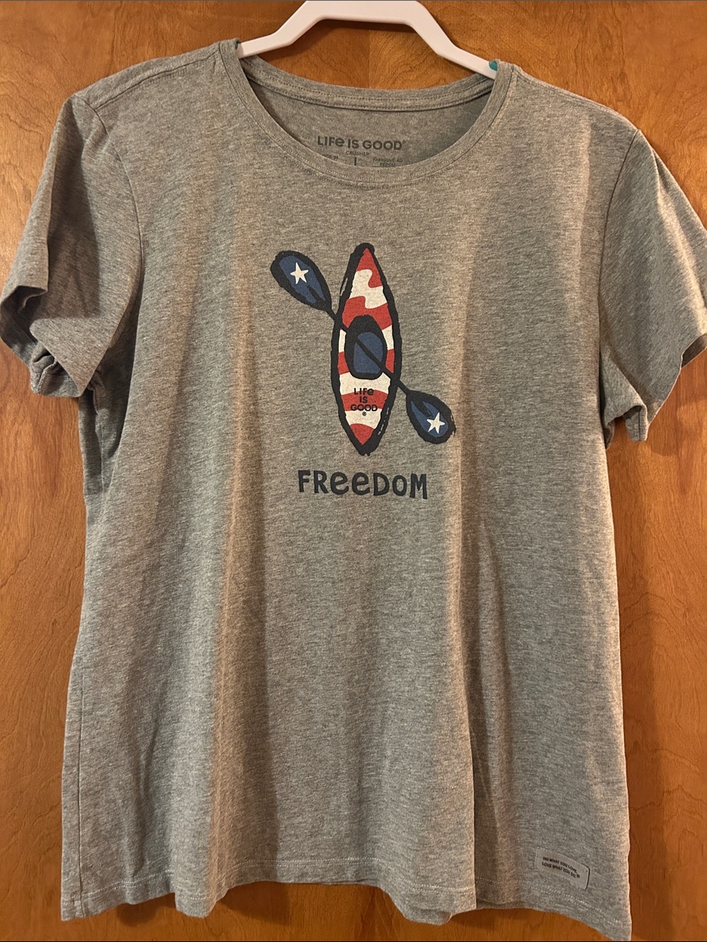 Life is Good Women’s Gray 'Freedom' Kayak Graphic Tee Large